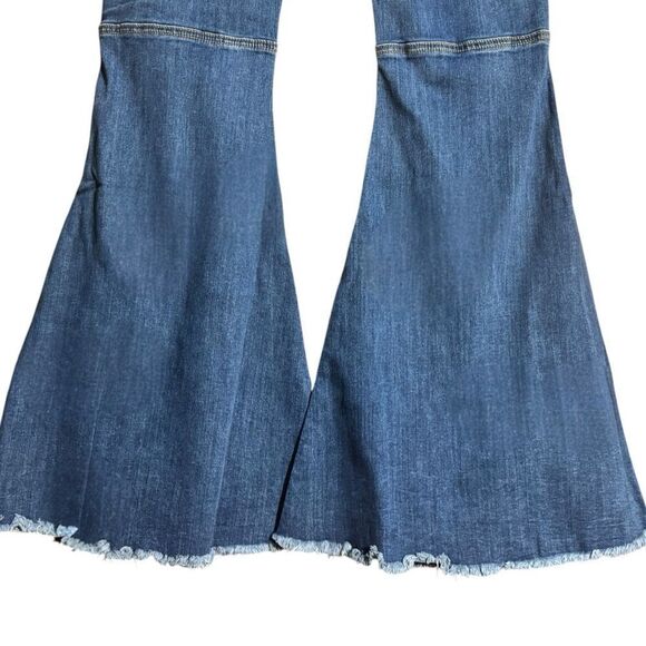 HomeFolk/L&B Mid Wash Distressed Knee Flare Jeans NWT - Picture 8 of 16